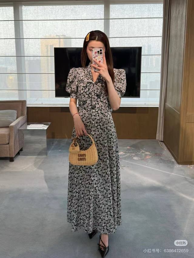 原版Mm 2025新款时尚小碎花花卉泡泡袖连衣裙，质地轻薄柔软亲肤 通体渗透工艺处理 满印碎花图案撞色，收腰大摆剪裁设计，彰显品牌调性 色彩清新脱俗线条细腻 细