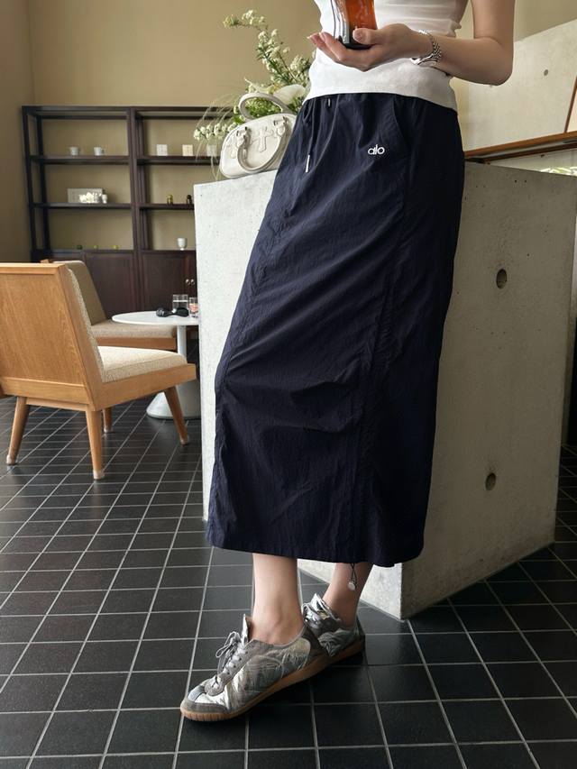 原版Alo 2025夏季新款时尚速干面料长半裙，简约大气的设计 适配各种风格穿搭 腰部抽绳设计能灵活调节松紧舒适自在 速干面料轻盈 适合日常 运动等多种场景，侧