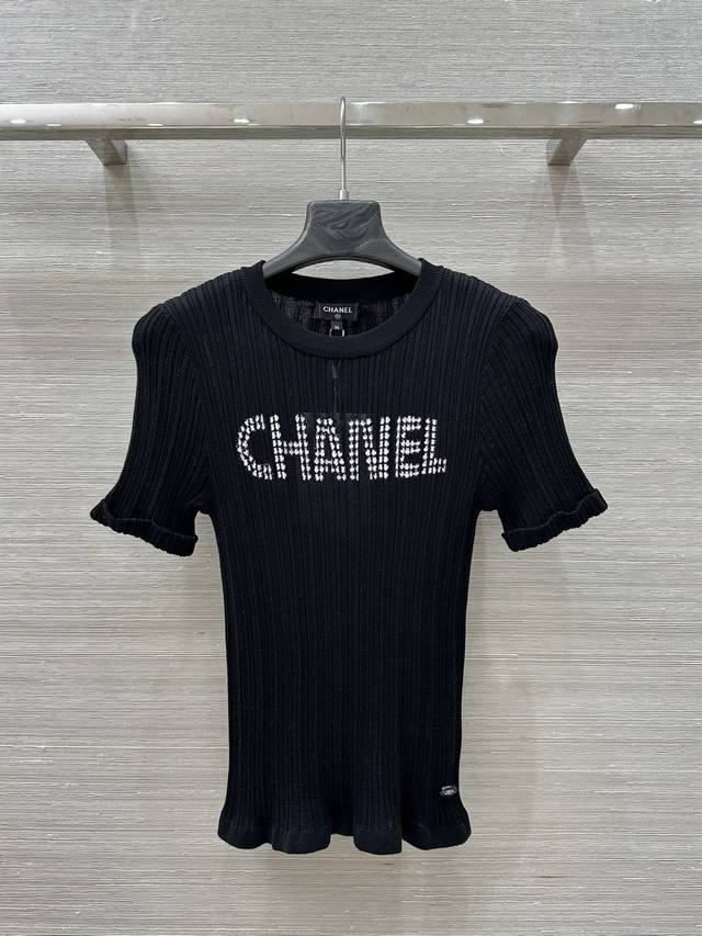 独家首发爆单推荐 Coco女孩穿搭，25春夏新品！本季最火单品！经典立体波点字母钩花针织短袖上衣！白富美必入神器！万能百搭修身版型超显瘦！原版定制五金，泡泡纱工