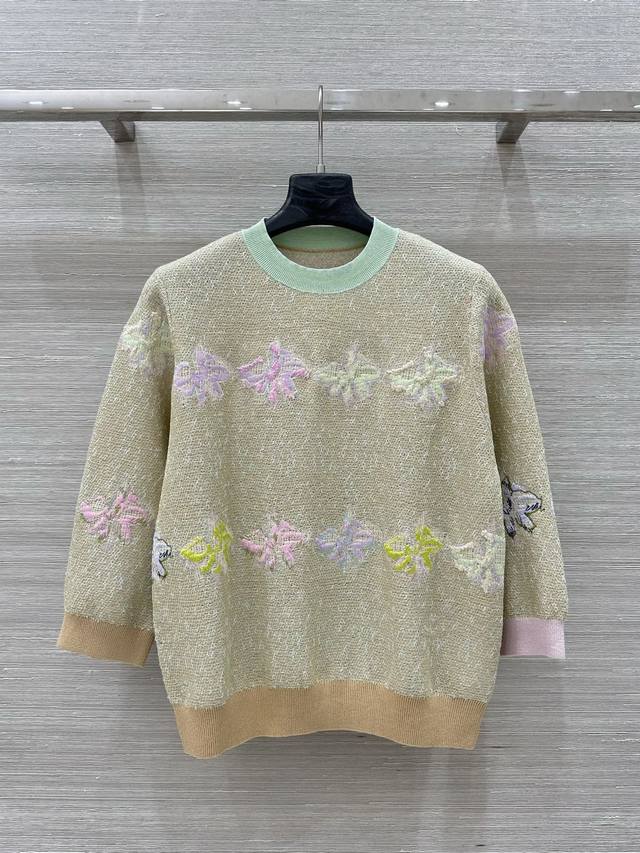 独家首发，原单品质小众设计，Dizzel 25S春夏新品，度假风花朵刺绣针织短袖上衣！定制真丝混纺纱线细腻柔软的手感无敌赞！全定位立体花朵提花工艺图案时髦大方！