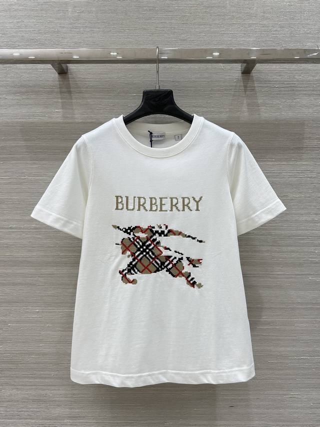 原单品质Bur*25春夏新品。长期主义时髦精单品 格纹图腾棉T恤。前胸饰有十字绣马术骑士徽标刺绣，经典常规H版型日常又不失时髦感，强烈推荐自留款。两色Smlxl