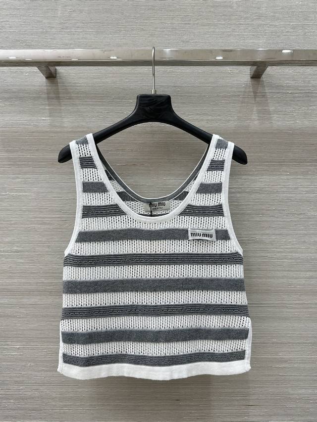 独家首发原单品质 Miu系女孩穿搭，25春夏新品！夏日清爽配色，名媛风条纹针织背心上衣，绝美小仙女白富美神器！条纹配色镂空设计，定位字母徽标缀饰奢华又高级。经典