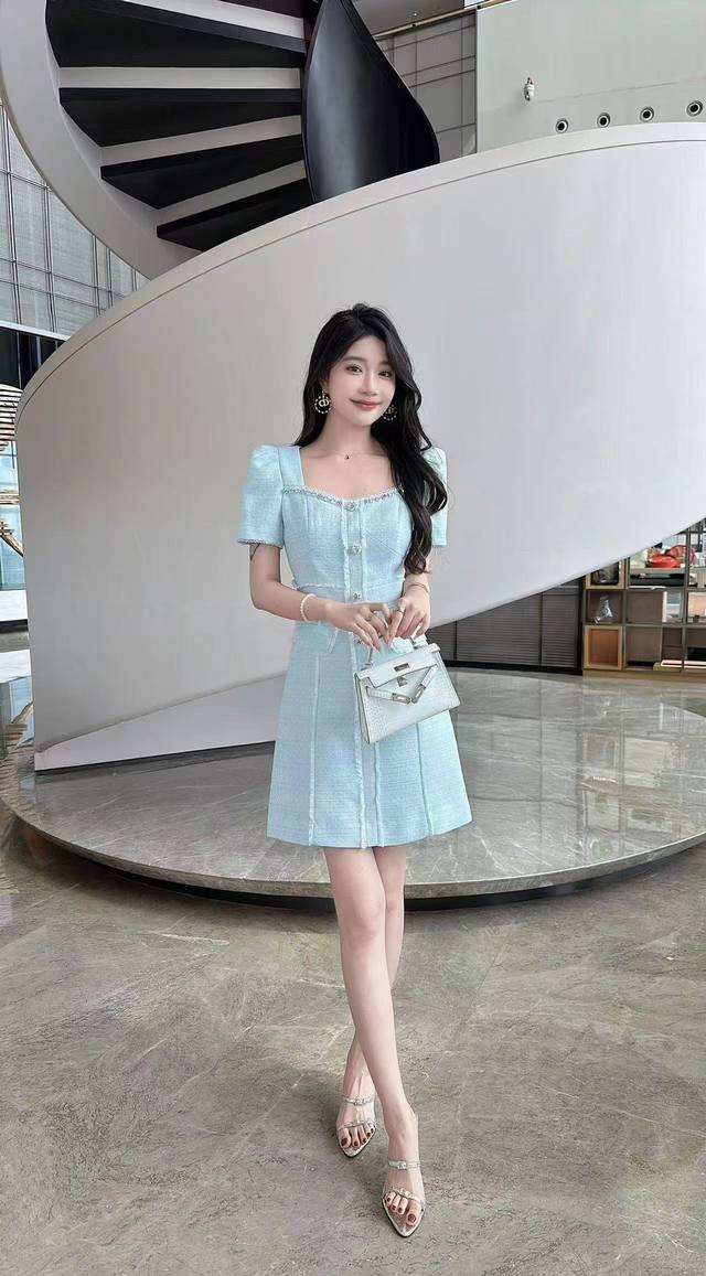 连衣裙 高端大气方领小香连衣裙 真的是不管是什么场合都拿得出手的小礼裙 日常或者通勤也很推荐 采用小香面料，肌理感很好 自然收腰剪裁，整个裙型很棒 再加上满钻的