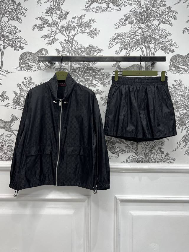 g家 25春夏新款 Gg暗纹提花立领外套+高腰短裤 经典的运动风格套装酷帅有型时髦又高级 满弹幕Gg字母暗纹提花 质感超赞 立体廓形剪裁 一套上身显瘦又休闲时髦