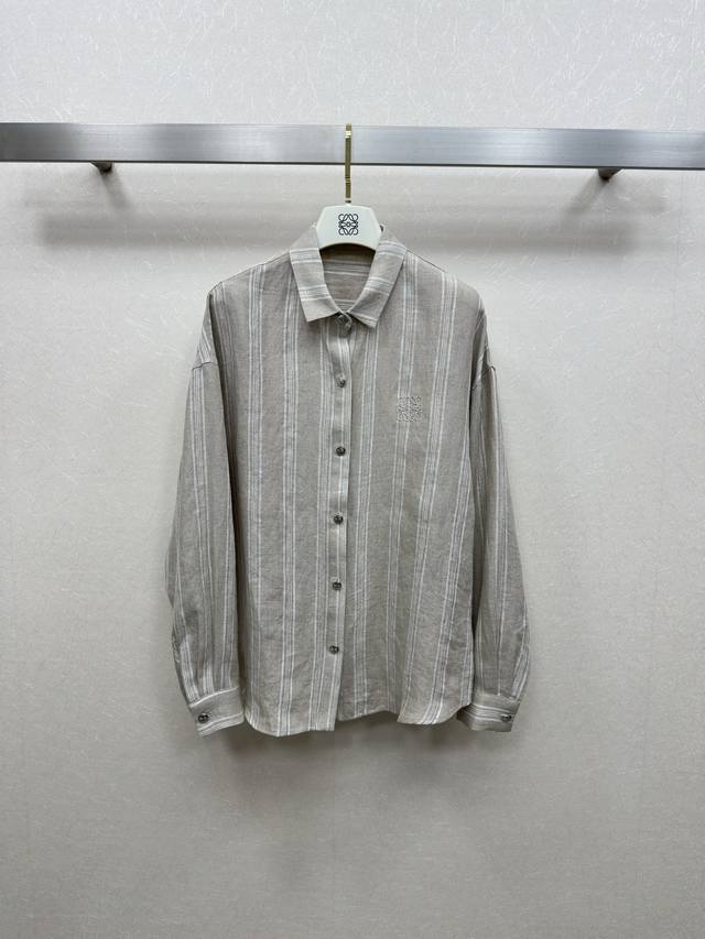 25Ss Loew *翻领竖条纹长袖衬衫 上身显高又藏肉 面料舒适挺阔 打造强烈线条感 时尚现代感 很好搭配的一款 Sml 。