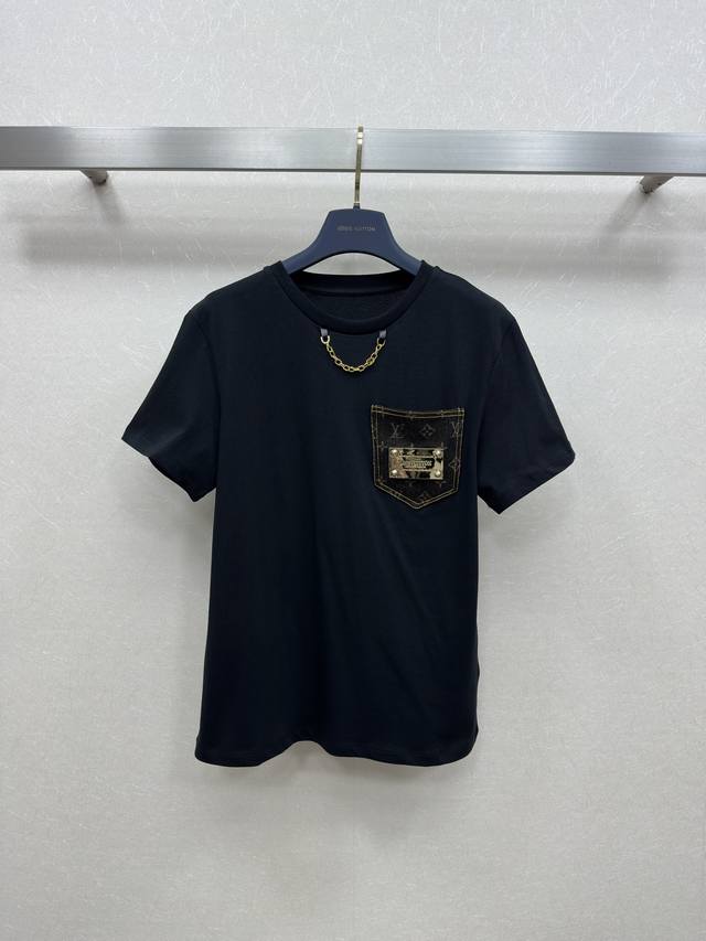 25Ss Lv春夏新款 口袋牛仔五金配件 提花拼接短袖T恤 经典的版型百搭不挑人 胸口拼接老花提花牛仔口袋 复古的经典老花 金属链条 Sml 。