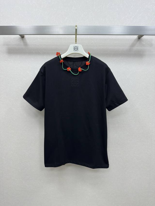 25Ss Loew *新品Logo T恤，时髦精必备单品解锁所有穿搭！领口设计独特 胸前字母刺绣低调奢华。经典单品时髦又高级！经典版型百搭不挑人！强烈推荐自留款