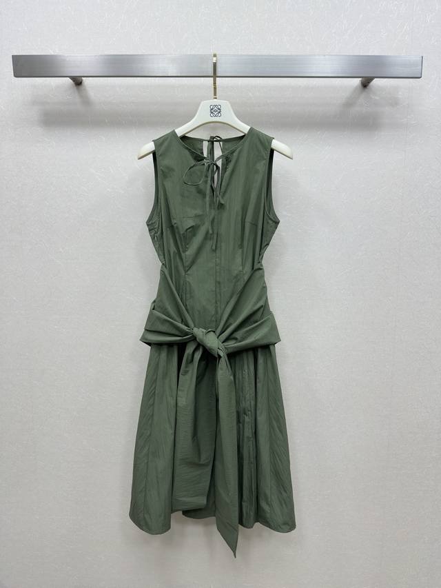 25Ss Loew *25夏季系列新款 背心连衣裙 高级定制棉感亲肤面料 胸前绑带设计 侧边刺绣标志 低调奢华又彰显品牌特点 侧边拉链后背绑带 日常通勤都轻松驾