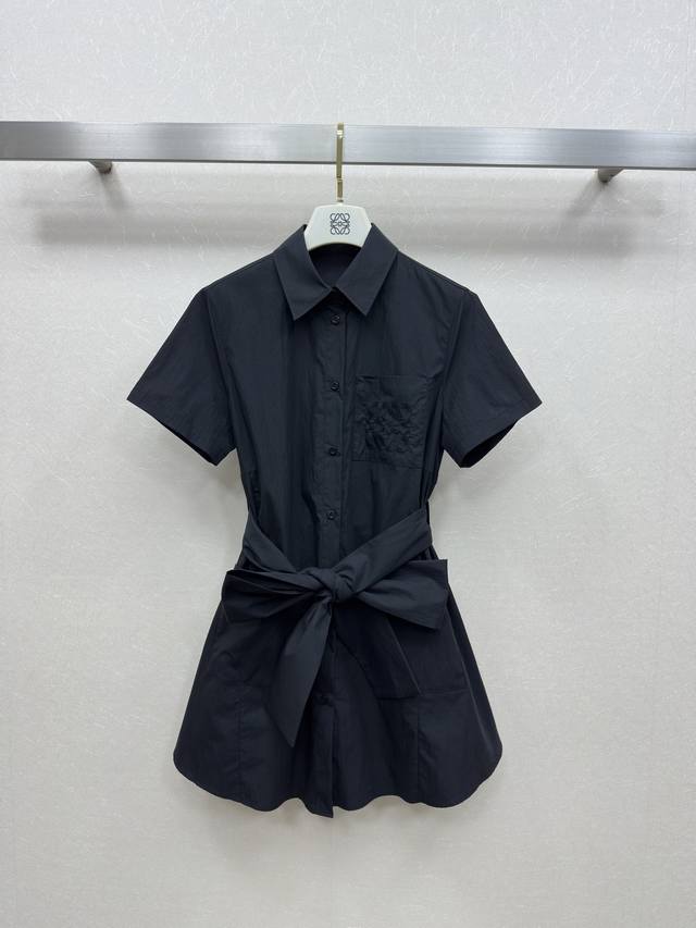 25Ss Loew *25夏季系列新款 裸色衬衫连衣裙 高级定制棉感亲肤面料 度假风情怀不规则裙摆版型 胸前口袋字母徽标刺绣 Logo点缀 低调奢华又彰显品牌特