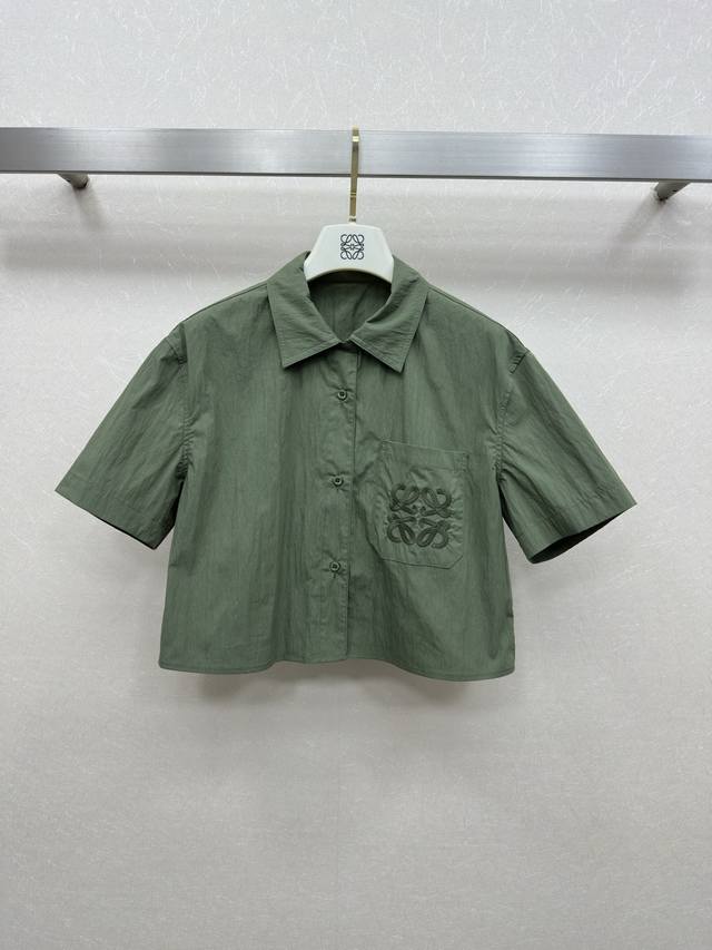 loew* 25Ss 新款 翻领短袖短款上衣 休闲运动风 面料轻薄亲肤透气 胸前醒目口袋精致Logo H版型百搭 Sml.