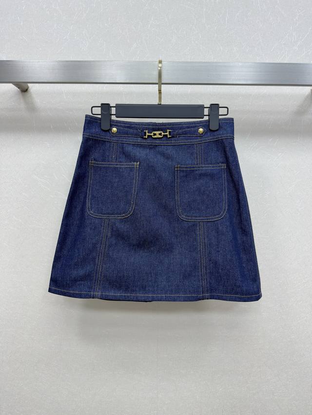 celin*25Ss 早春新品，复古洗水蓝牛仔短半裙 设计帅气又减龄，腰部五金配件 女神必入气质单品，进口牛仔面料质感超赞！经典A字百搭版型无限拉大长腿！上身巨