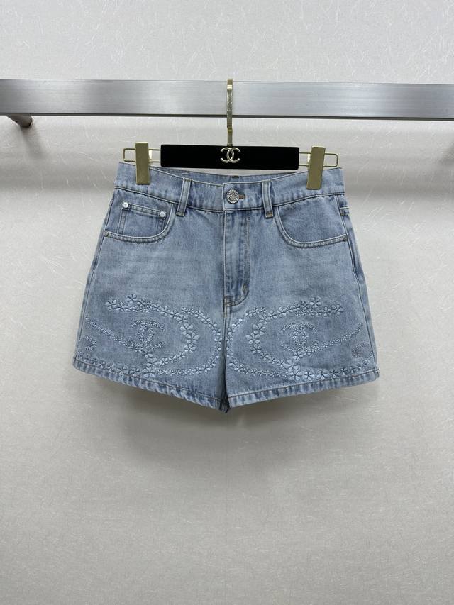 25Ss Chane *春夏新品 牛仔短裤 复古摩登气质时髦单品！经典版型不挑人百搭少女减龄气质！原版定制字母刺绣 牛仔面料，做工品质看细节。一色Sml.