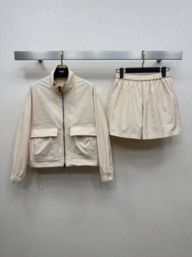 fend 25Ss 春夏新品 外套+松紧腰短裤 双口袋设计 后背字母标识 日常百搭 拉链外套 版型帅气又有型 分开搭配也超好看 一套出售两色Sml 。