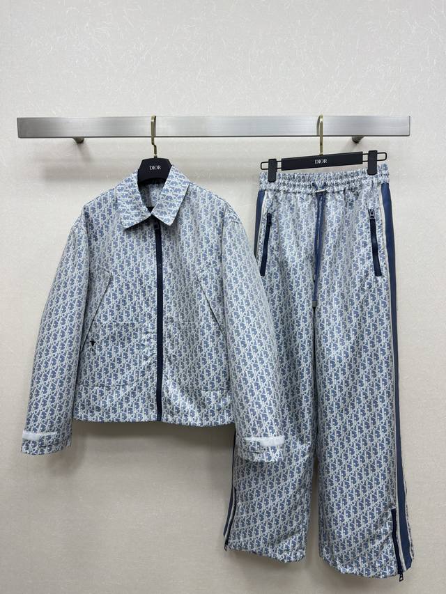 25Ss Dio *春夏新款 蓝色D字母提花系列 翻领夹克外套连帽马甲直筒裤片式裤裙 翻领宽松版型外套 连帽马甲抽绳口袋的设计 浅蓝色复古的D字提花时髦又高级