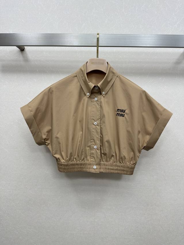 miumi*25Ss 新品翻折短袖衬衫 定制Yb斜纹全棉材质 柔软亲肤 舒适不易皱 短袖衬衫短裤套装 上衣袖口利落翻折腰身弹力褶皱打榄收窄 增添甜美可爱气息 与