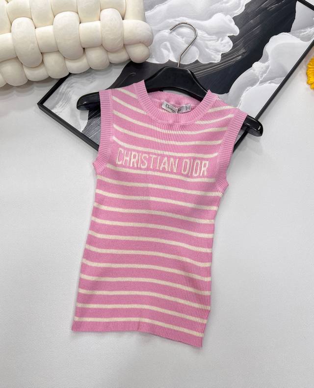 dior25Ss春夏新款条纹针织背心丨独家高版出品！丝麻纱线织造 细腻肌理 柔软舒适 针织短袖裁剪 通体细密针织 螺纹包边增添精致调性 搭配弹性十足的面料 常规
