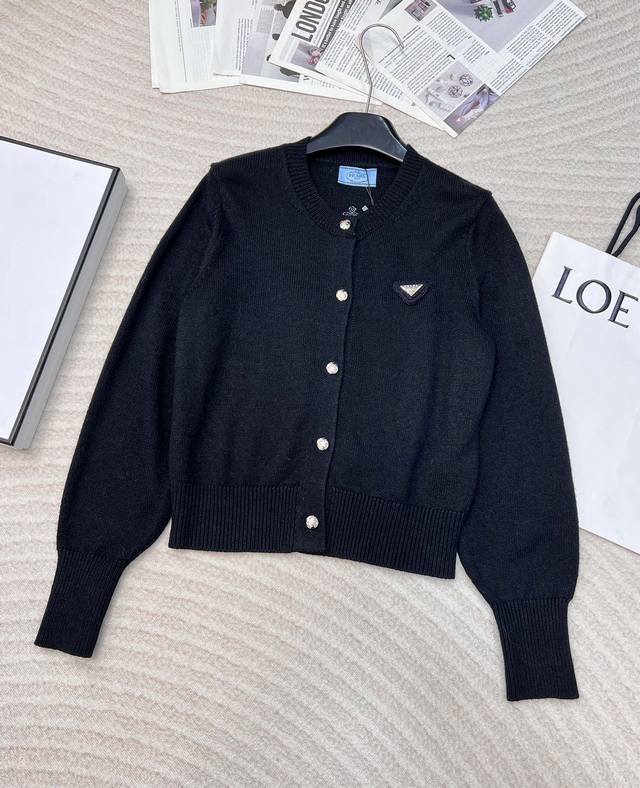 prada 后背字母徽标刺绣针织开衫，订制的五金字母纽扣很高级 定制Yb羊毛材质 质感柔软舒适 高级满满 上身气质时髦 日常穿搭款式 通勤也 极简主义真的绝了，