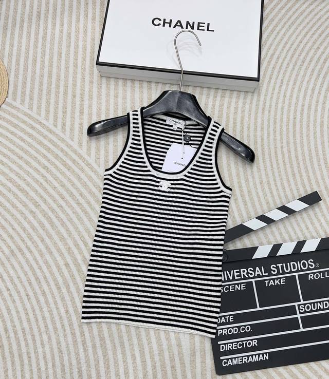 chanel胸前立体牙刷毛字母针织背心 撞色条纹针织背心 胸前立体牙刷毛Logo点缀奢华高级。清爽夏日甜美撞色领边减龄少女，上身超显白 经典版型不挑人上身巨显瘦