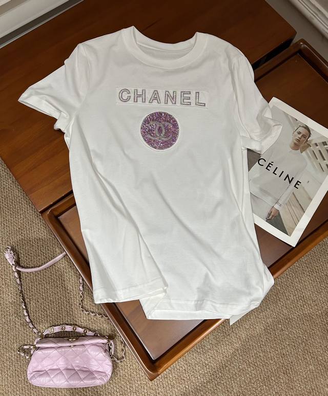 春夏更新-小香T恤 100%棉 经典永不落幕，香奈儿 Chanel T恤诠释极致风尚。黑白双色，简约纯粹，璀璨紫色亮片与标志性双C Logo而夺目非凡。白色款似
