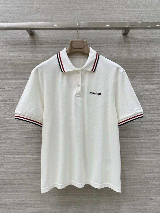 独家首发 原单品质 Miu系穿搭，25春夏新品少女风Polo领短袖上衣。Yb定制扁机面料，定位刺绣字母，休闲日常出街均可轻松驾驭～经典版型百搭不挑人，进口珠地棉