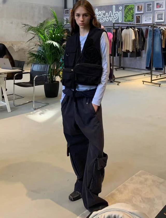 open Yy25Ss 立体玫瑰花多口袋背心马夹 甜酷系工装风 酷酷的 甜甜 拽拽的 两色Sml