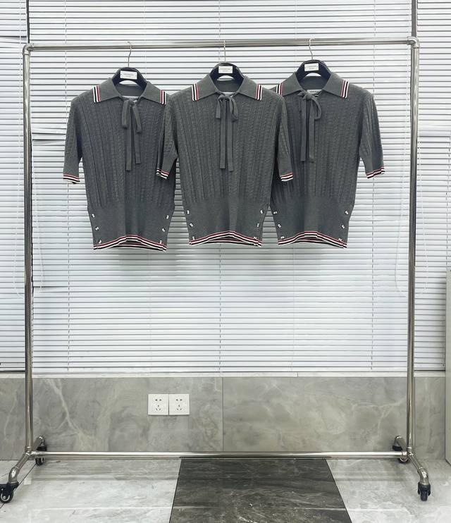 polo 系带蝴蝶结针织Polo 进口斯托尔机器，12针绞花正反针吊目，色纺优质棉面料，经过纺纱机特定的分类，清理杂质，再整理， 一般单纱长度25Mm，损耗极高