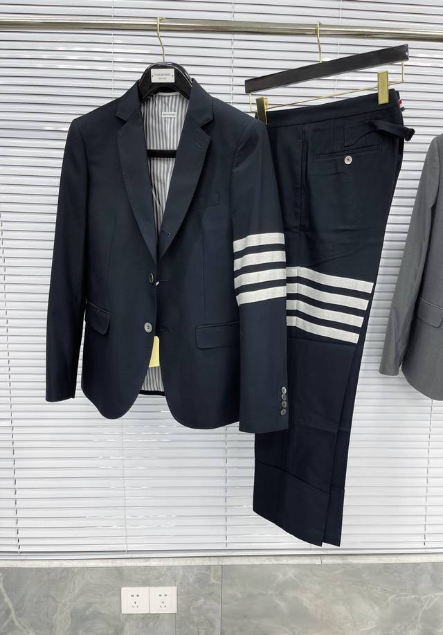 出街必备 Tb色织西服套装 藏蓝贝壳扣 100%色织四杠羊毛面料 珠边装饰 高定Nx西服代工厂P出货 速度是慢了一点 但贵在精工细琢 版型修身挺阔 买西装必选T