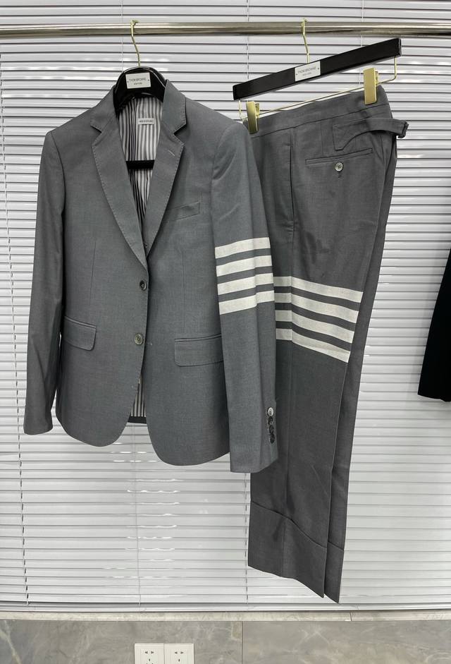 出街必备 Tb色织西服套装 100%色织四杠羊毛面料 珠边装饰 高定Nx西服代工厂P出货 速度是慢了一点 但贵在精工细琢 版型修身挺阔 买西装必选Tb， 买Tb