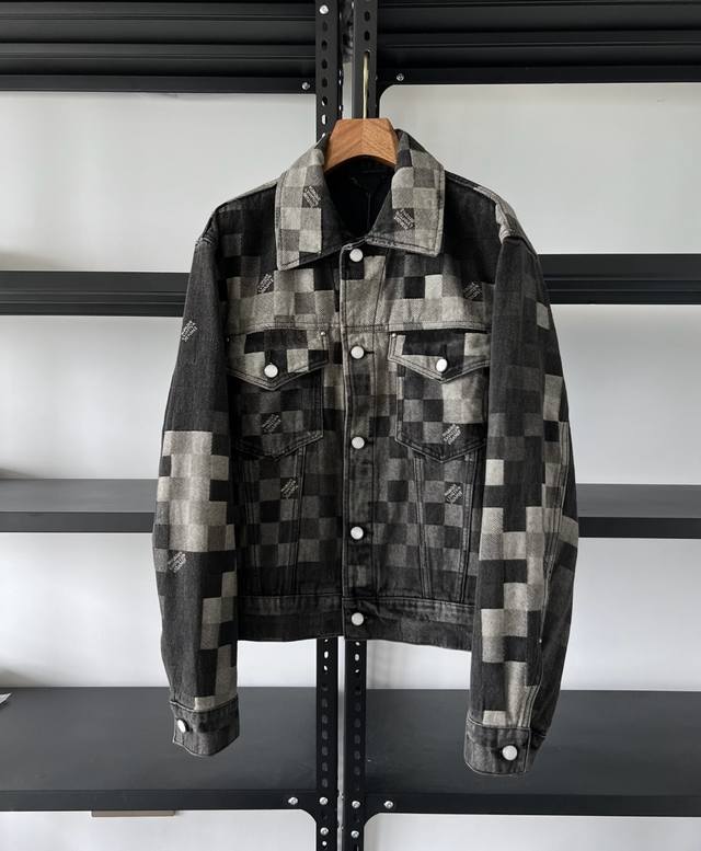 实力硬通货. 新品上线. 驴牌新作系列.Damoflage 牛仔夹克. 权网最实力对标品质. 随便变现 过万级不做垃圾货. 本款牛仔夹克出自 春夏时装秀，以水洗