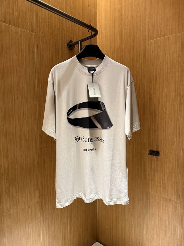 看腻了千篇一律的Logo刺绣款 是时候来件有设计感的T恤了！“老爹时尚”重现大众视野。这两款Balenciag* 25Ss短袖 分别来自篮球鞋、太阳镜两个元素印