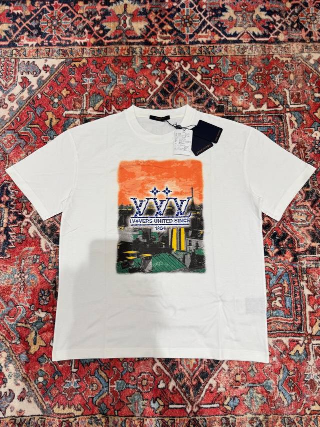 上新！ 不含包装，Louis V* 带有摇滚气息的美式西部牛仔Tee. 印象里满钻的1V短袖应该是第一次看到吧？！数码印花搭配满钻工艺才有这样的视觉闪度 走在街