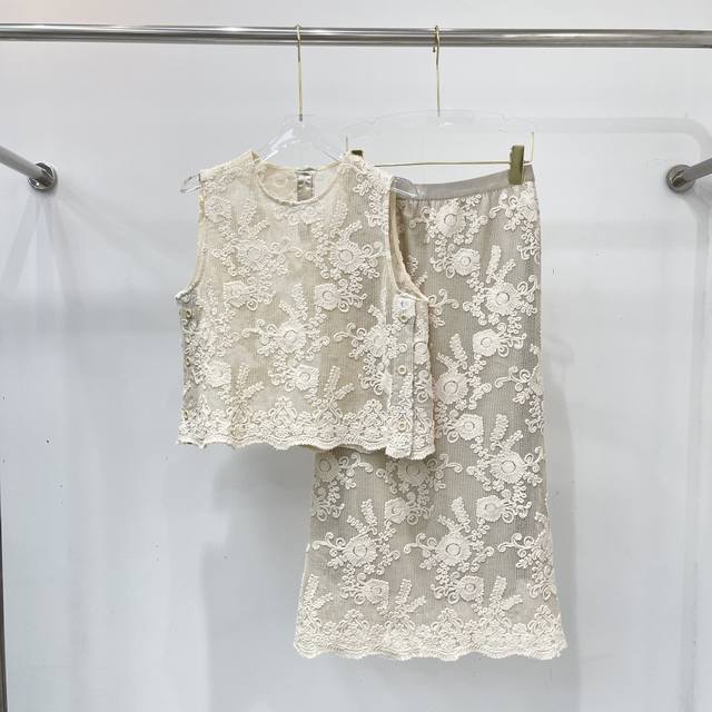 新款女装欧货水溶套装、时尚大牌欧美风，经典又时尚 ，高端定制定制面料 厚薄刚好挺括撑型 一色Smlxl X Xl