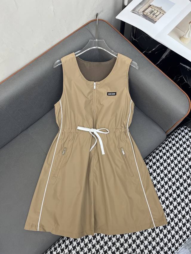 miumi* 25Ss新款无袖连衣裙 侧边白色边条拼接 抽绳束腰设计 字母小标签装饰 休闲款 单色三码Sml