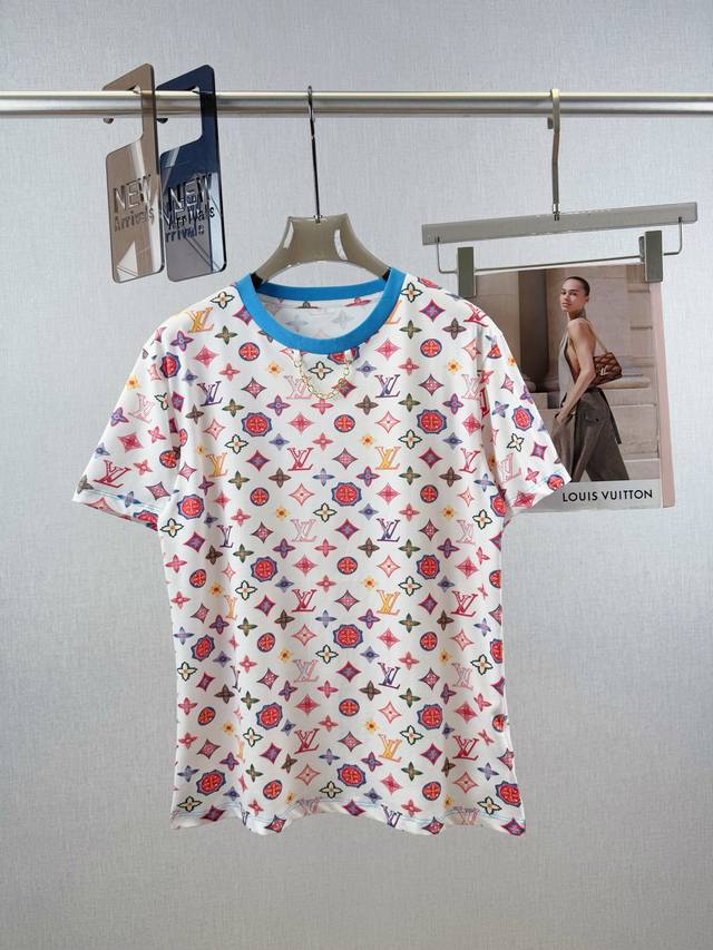 lv 链条灰色印花短袖 100%棉面料 棉的优点透气性好、柔软舒适、吸湿性强，适合贴肤穿着 四叶草印花链条圆领短袖T恤，领口螺纹撞色包边处理，搭配金属字母链条装