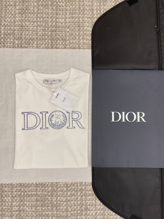 配信封袋 Dior’25Ss新品上线 重工刺绣钉钻字母短袖T恤 Yb一比一开发 最高版本发售 胸前重工立体刺绣订钻猫咪 增加俏皮萌趣味 摆脱沉闷感 经典黑和氛围