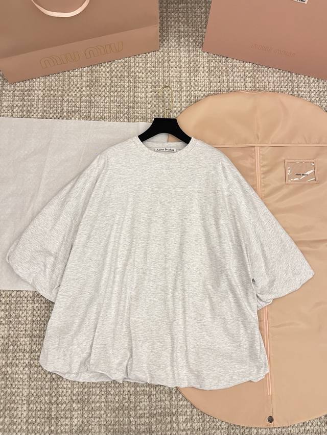 acne Studios 25Ss新品上线 花苞双层泡泡袖标签灰色短袖上衣 Jennie同款 看似简单上身一定会让你惊艳的 花苞的设计上身超可爱的 狠狠种草了！