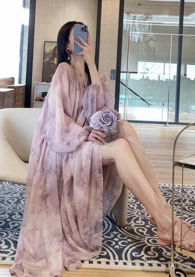 小紫风渐变连衣裙超大用量 独家爆款来袭不仅仅是这次的人气王炸，也是工艺难度Top级的王炸款，是轻薄的雪纺面料，面料上是定制的花纹面料，定做而成，市面上是没有现成