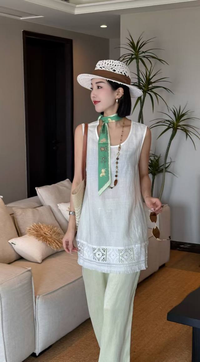 天然空调 100%亚麻刺绣小衫 甄选优质亚麻面料 透气亲肤 给肌肤温柔触感 无袖设计搭配精致蕾丝下摆 简约中透着细腻巧思是夏日衣橱里不可或缺的时尚单品 三色 S