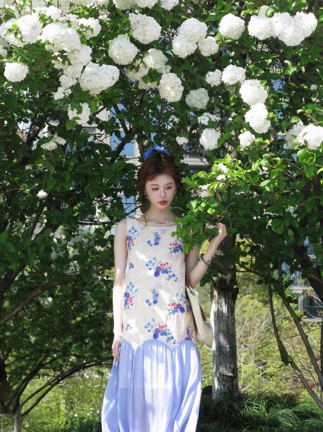 锦上添花 法式复古刺绣碎花拼接连衣裙 浪漫自由的度假风吊带裙，定制刺绣与复古碎花点缀裙身拼接裙摆飘逸灵动，召唤出轻快步调，徜徉于被绮丽笼罩的盛夏时分 Smlxl