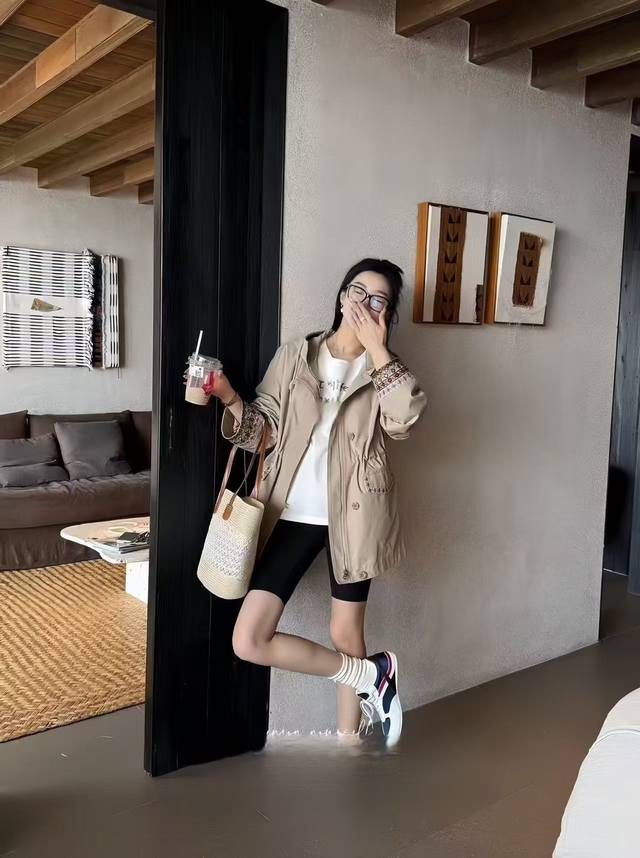 爆款推荐 爆款抽绳复古风衣 连帽设计增添了几分休闲随性 袖口处的精致刺绣，则是这件风衣的点睛之笔。细腻的针法勾勒出独特的图案，色彩斑斓却又不张扬，为整体造型注入