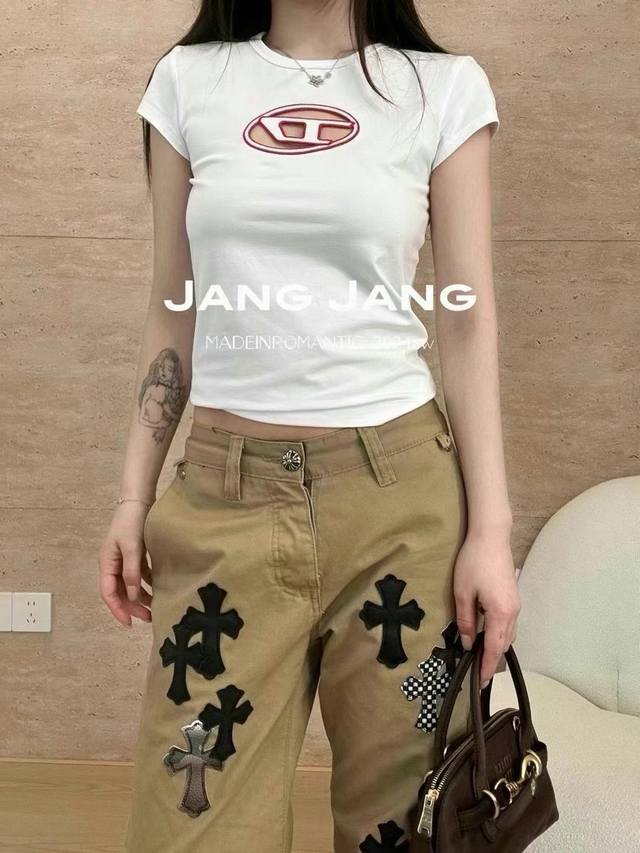 新款D字母镂空收腰中T 高品质 版型设计简洁显瘦 时尚！！！ 黑色 白色均码