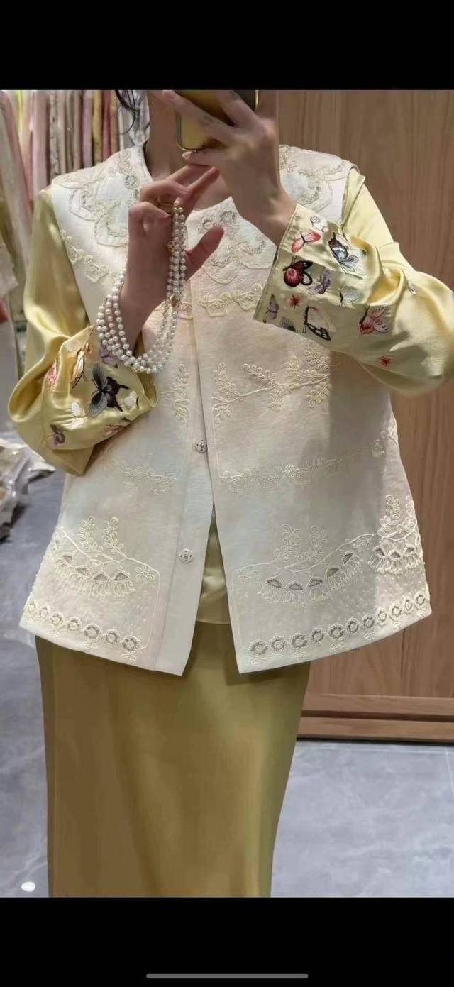 爆款上新！精致刺绣中式马甲图案细腻，似繁花舒展，线条灵动。圆领搭配简约纽扣，利落大方 可单穿或叠搭，尽显优雅复古格调 Smlxl