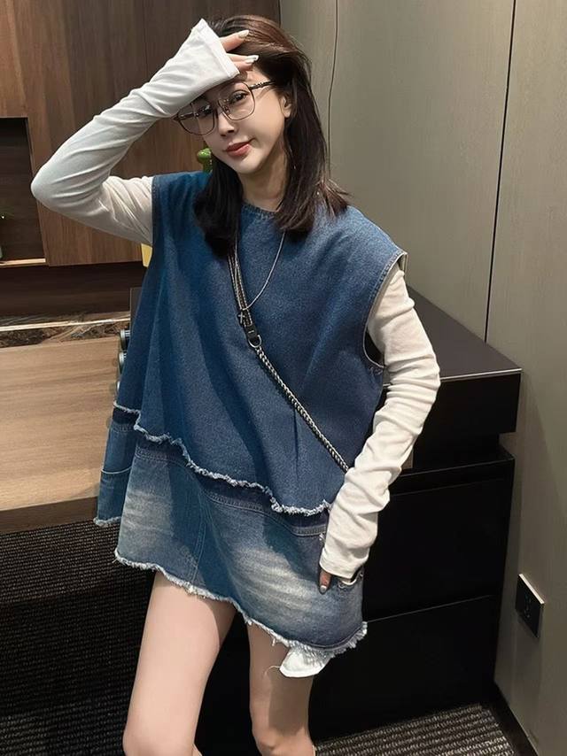 韩系拼色无袖洋气减龄圆领马甲短裙 百搭宽松版型 下摆处做了毛边处理，营造出随性不羁的氛围，拼接设计增添层次感，是兼具时尚与个性的单品 Smlxl