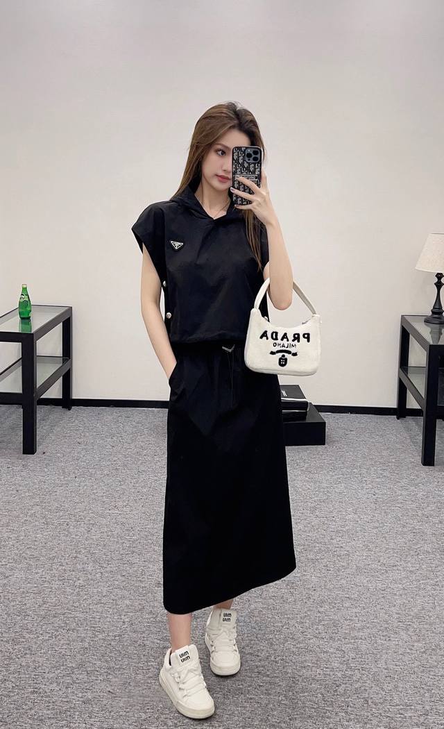 普拉达套装 Prad* 新款连帽上衣半身裙套装 经典三角标装饰 休闲款 两色三码Sml