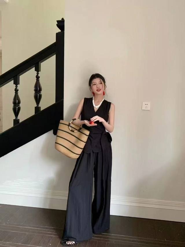 法式高级感慵懒风马甲+阔腿裤套装 夏日里的温柔诗篇 无袖V领设计 展露优雅脖颈线条 不经意间流露性感 宽松阔腿裤型 藏肉又透气 轻松美出新高度 三色 Smlxl
