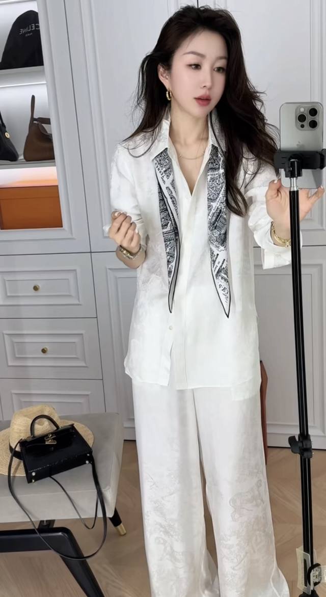 现货主推 人丝提花套装爆款来袭提花的精美在于针脚间的细腻感，一针一线间引出，富于变化的花卉纹样，提花生动清秀，呈现精湛的民族精髓，形成脉络清晰地技艺传承，采用高