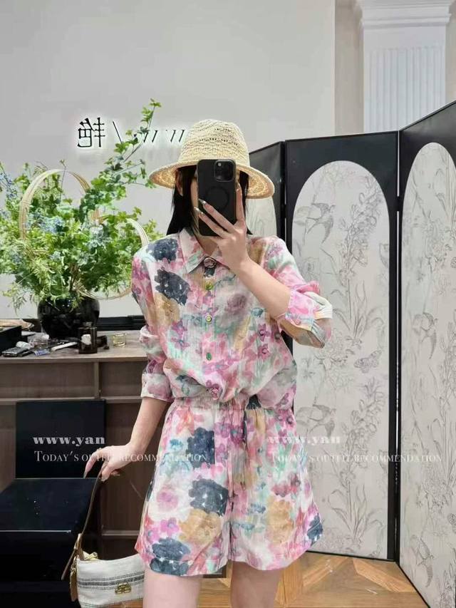 无敌爆款 欧美碎花印花翻领衬衫+松紧短裤套装 衬衫色彩丰富，印着多彩花卉图案，营造出活泼氛围，宽松版型休闲随性。短裤与衬衫图案呼应，整体风格统一，适合打造夏日清