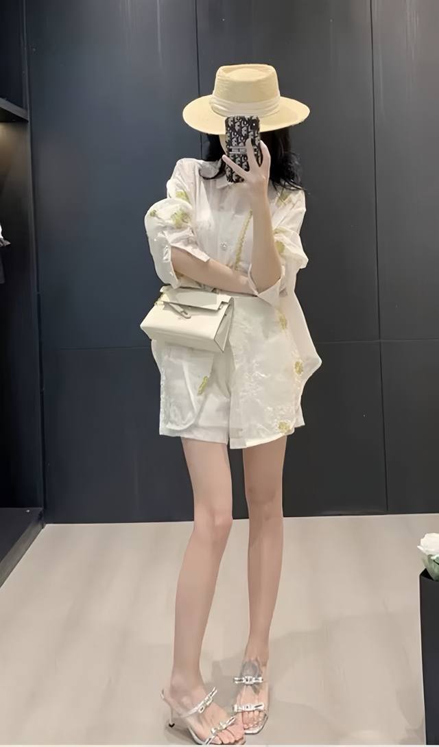 无敌爆款 重工刺绣精致套装 高级感优雅刺绣衬衫+短裤两件套 精致的刺绣花纹 似花间精灵翩翩起舞 奢华格调 无论是漫步度假胜地 还是休闲聚会 都能轻松驾驭 Sml