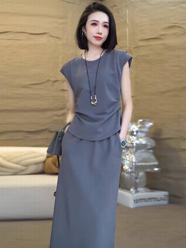 码数：S-M-L-Xl 颜色：灰色 面料：聚酯纤维 描述： 上衣的无袖设计，在炎热的夏天里刚好清凉舒适 搭配一条飘逸半身裙就比较的酥软香甜秒变18岁的Feel