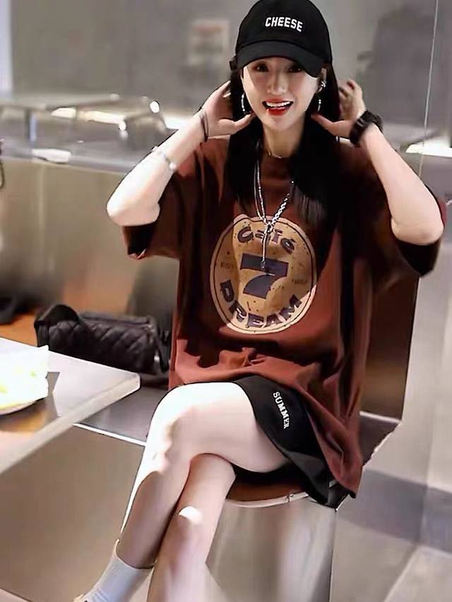 码数：S-M-L-Xl-Xxl 颜色：咖色~黑色 面料：棉 描述： 宽松的衣身不限身材，撞色搭配展现出来的Feel别具一格 精致重工时髦的字母印花体现出不一样的